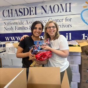 The dear Assuta employees are packing a food basket for Rosh Hashanah