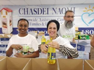 A wide variety of products in Chasdei Naomi's Rosh Hashanah food baskets